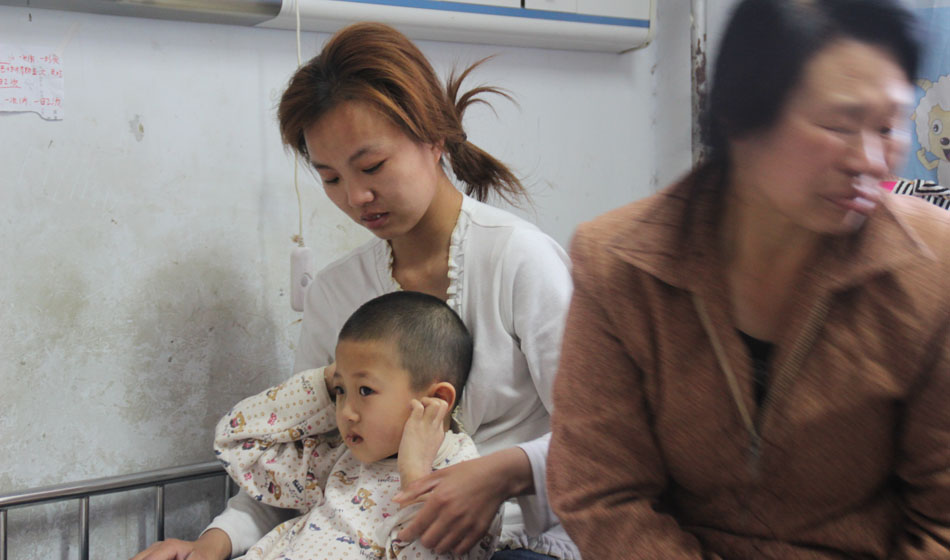 骨穿刺之后的小彬嫻心理產生了恐懼感，面對前來看望她的好心人士她會叫著捂上耳朵，使勁往媽媽的身體里躲，她總害怕自己再次承受那樣的疼痛。小彬嫻每一次這樣的舉動都深深刺痛著家人的心，他們不想讓孩子如此痛苦，又不想放棄治療，因為醫生說小彬嫻病情的治愈率挺高的，他們一定要陪孩子堅強地區戰勝病魔。