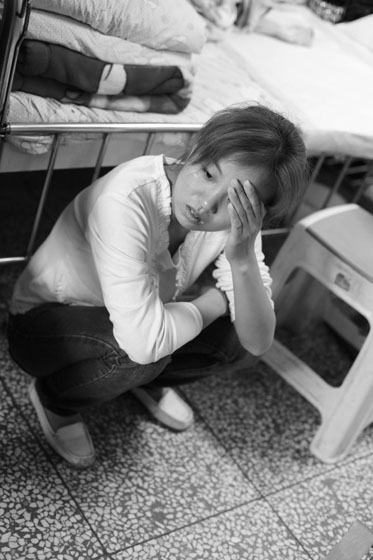 女兒熟睡之后，媽媽總會一個人想很多，女兒的病情、巨額的醫療費用時刻充斥著她的大腦，年輕的媽媽在這種情境下變得憔悴了很多，她不知道小彬嫻什么時候會好起來，帶著她穿梭在小公園里看著她稚嫩的笑。