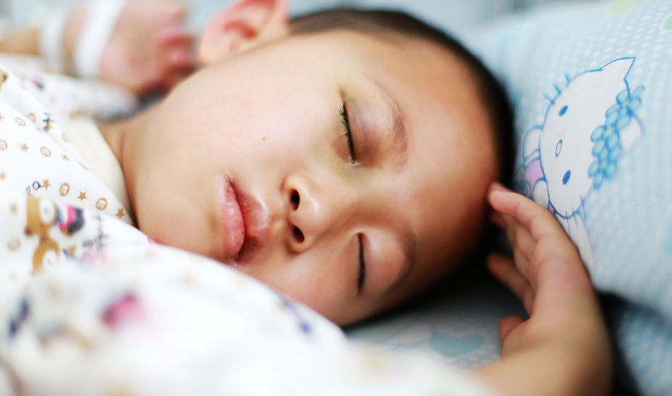 小彬嫻眼部、嘴部、脖子等出血點致使她無法吃硬東西，不小心劃破一下對她就是最大的損失，每個人都在保護著她，包括幼小的她自己。