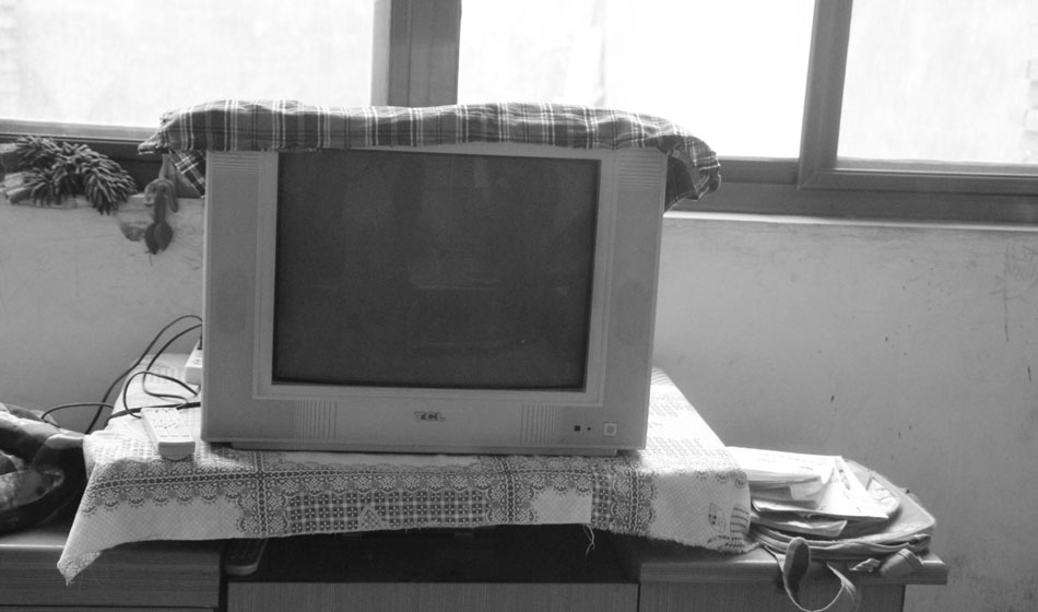 這臺彩色電視機是家里唯一的家用電器，而如今它也只是擺設，沒有人打開，即便是色彩斑斕的呈現，對這一家人來說都是黑白。