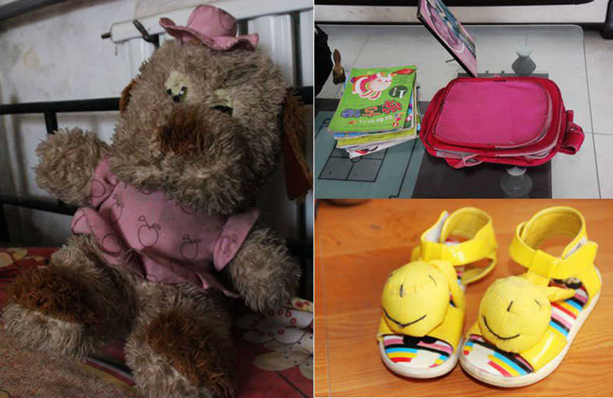 被小彬嫻當成寶貝的毛絨玩具，臟兮兮地靠在床沿，顯得是那樣的孤單；還未裝包的書本、還未來及穿著蹦跳的可愛涼鞋都被放在了家里，它們也在等待小主人回家。