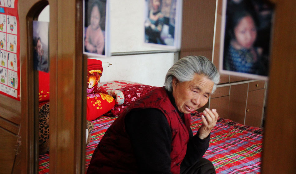 小彬嫻80歲的老奶奶每天在家祈禱小彬嫻早日回來?！袄夏棠套钣H”這是小彬嫻對“誰最親”這個問題最多的回答，小彬嫻和老奶奶就像是一對好朋友，兩個人在一起總是歡聲笑語。而現在，老奶奶每天看著鏡子前的小彬嫻的照片就會淚流滿面。