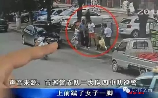 8月5日，市巡警支隊(duì)二大隊(duì)四中隊(duì)巡警在水廠路上巡邏時(shí)，突然一名神色慌張的男子攔下了警車，男子向巡警說他的愛人被打了。巡警立即查看情況，發(fā)現(xiàn)一名約30歲的女子手捂腹部倒在便道上，巡警立即撥打了110和120。經(jīng)了解得知，受傷女子于某某已懷有兩個(gè)月身孕，于某某的丈夫與男子有經(jīng)濟(jì)糾紛，當(dāng)天男子找于某某的丈夫要錢，結(jié)果起了爭執(zhí)。巡警從醫(yī)院了解到于某某不幸流產(chǎn)。