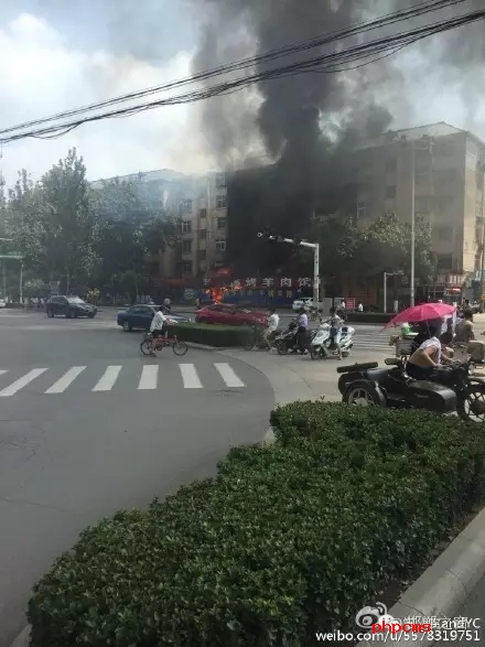 網友爆料：8月11日，邯鄲中華南大街和學院北路交叉口東南角，一飯店起火，消防官兵接警后緊急救援，目前起火原因不明。大家一定要注意用電用煤氣安全。