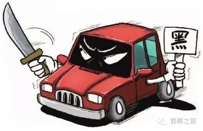 8月3日上午，公交分局接群眾報警稱，在汽車西站搭乘一輛白色奧拓(黑出租車)時，被該車司機持刀搶劫2600元。公交分局迅速組織警力現場勘查、走訪調查、調取天網監控視頻、尋找嫌疑人蹤跡，經大量工作，于次日凌晨6時許，辦案民警在復興區大乘寺附近發現嫌疑人的活動蹤跡。經縝密布控，辦案民警在火車站一舉將犯罪嫌疑人張某某抓獲，犯罪嫌疑人張某某對持刀搶劫乘客的犯罪事實供認不諱。