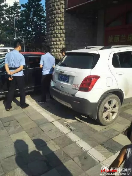 網友爆料：8月10日晚，邯鄲人民路西段，天晁小區附近，家具大世界門前，十幾輛小車玻璃被砸，車內有價值財物被洗劫一空，目前警方已介入調查。