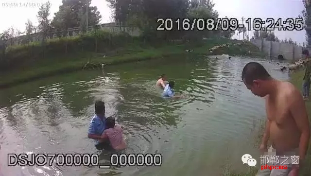 8月9日，邯鄲邱縣新馬頭鎮恒莊村南、駕校南側河道內有一男一女兩人落水，民警接警后迅速趕到現場將二人拖上岸。經了解得知，二人系夫妻，當日二人開車從家里出來到縣城辦事，路上因瑣事發生爭吵，車子開到駕校南側河邊時，男子氣憤的停下車，跳入河中聲稱要自殺，其妻見狀也跳進了河里，要一起去死。