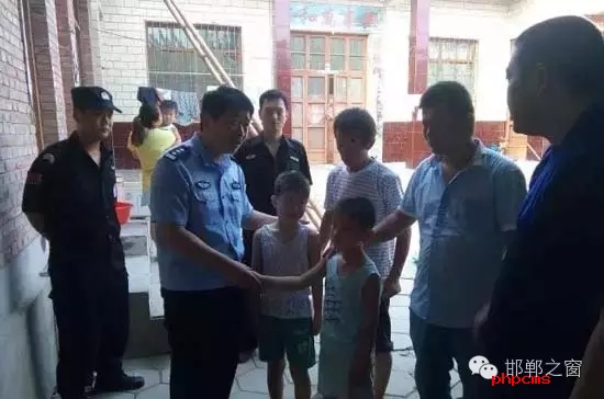 8月11日上午,邯鄲館陶縣公安局指揮中心接到報警,柴堡鎮劉村李某因欠柴堡鎮武張屯村李某某錢款,李某某將李某的兩個兒子(一個10歲,一個8歲)拘禁。民警迅速趕到現場,發現李某家街門被反鎖,民警登上盤梯與嫌疑人談話,穩定其情緒,做其思想工作,當日下午17時20分許,兩個小男孩被成功解救。