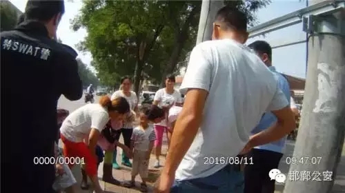 8月11日上午,邯鄲武安市公安局巡特警大隊民警巡邏至富強路北頭格力空調對面時,發現一名三歲小男孩獨自一人在路邊哇哇大哭。巡邏民警迅速下車詢問,從他斷斷續續的講述中,得知孩子未經大人同意,自己跑出來玩,找不到家了,民警經多方努力,終于安全把孩子送回家。