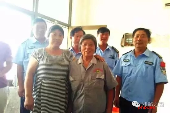 8月10日下午,何某到臨漳縣醫院給孩子看病,不慎將錢包丟失。縣醫院保潔員張付榮打掃衛生時,在走廊坐椅上發現了錢包,看了看錢包里有很多錢和卡,她在原處等了好久也沒見人來領取,便將錢包送到保安室,經清點發現里面有2700多元現金及銀行卡。幾經周折,終于找到了著急尋找錢包的何某,通過確認無誤后,將錢包交還到了失主手中。