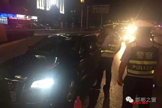 為保證奧運期間有一個良好的道路交通環境,針對疲勞駕駛、酒后駕駛等違法行為,邯鄲交警六大隊組織開展集中整治酒駕、醉駕專項行動。8月10日,交警六大隊出動警力130余名,出動警車15輛,設置執勤卡點17處,從20時起至23時,在大隊轄區內查獲了18個“酒鬼”以及涉牌涉證違法行為21起。當晚,在中華大街水廠路口,有一輛車為了逃避檢查,還試圖倒車逃跑。