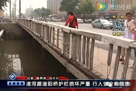 最近住在渚河路滏陽橋附近的居民們反映,說滏陽橋護欄破損嚴重,每次從橋上通過時,都提心吊膽,附近居民為了安全,用繩子簡單的進行圍擋。