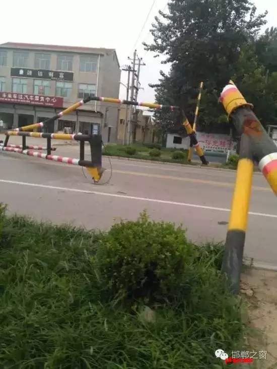網友爆料:8月13日早上,邯鄲市臨漳東前坊表村附近的限高桿被撞倒。