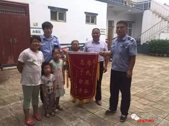 8月份,雞澤縣局店上派出所在開展入戶訪查工作中了解到,2011年,浮東三村村民孟某與外地女子唐某(云南省昭通市人)結婚,戶口沒有遷移,因是二婚,妻子唐某帶有的三個孩子也跟隨孟某生活,三個孩子均沒有戶口。不幸的是,其妻子唐某在2015年年底因車禍死亡,三個孩子無法取得醫學證明,就一直未能申報戶口。民警在獲悉此情況后,主動上門對這3個無戶口孩子進行入戶調查,經過一周的緊張工作,雞澤縣局店上派出所會同縣局戶政股為這3個孩子解決了戶口問題,最終將3個孩子的戶口頁交到孟某手中。