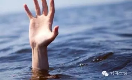 8月11日下午4點左右,邯鄲臨漳縣油房村村主任程艮生像往常一樣在自己負責的區域巡查,在快要接近漳河時,程艮生發現不遠處有兩個人在水里撲騰。程艮生用盡全力將兩人救上岸。“兩個孩子才十八九歲,正值大好年華。”回憶起當時情形,程艮生依然心有余悸。