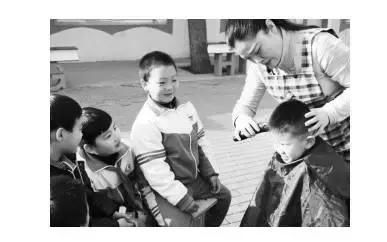 “苗老師理發又快又好看!”昨日是二月二“龍抬頭”的好日子,邯鄲市叢臺區滏東小學教師苗艷敏義務給十多名留守兒童理發,受到了眾人好評。為擁有這門手藝,苗艷敏利用節假日暗中“修煉”了3年。 早在2014年2月,苗艷敏就從網上購買了電動理發器,每逢節假日便去理發店觀摩學習。經過一個多月的鉆研,她把愛人當成了第一個“試驗品”,結果以失敗告終。 為真正學好理發手藝,苗艷敏除了光顧各理發店取經外,還經常上網學習。功夫不負有心人,經過3年多的修煉,她的手藝越來越嫻熟,漸漸得到了大家的認可。 今年二月二,她特意從家里帶來理發工具,為廣大師生一展才藝。