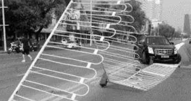 2月13日晚,在河北省邯鄲市渚河路與光明大街交叉口發生的一起交通逃逸事故。剛輸完液的受害人從羅城頭村口由南向北行駛,正準備左轉時,卻被迎面而來的逆行車輛撞飛在地,該司機并沒有停車,而是加速向南行駛,瞬間就消失的無影無蹤了。 隨后,邯山大隊事故科的民警趕到現場。查出這輛肇事車輛就在這起事故發生的三分鐘前,就在位于中華大街渚河路東南角的金業小區的停車場,撞斷停車場的欄桿后加速逃離了現場。 而前面的這起事故,應該就是該車在逃逸的過程中行駛到羅城頭附近,撞人后再次逃逸。通過天網監控顯示,這輛轎車拐進一小區后,就一直沒有出現過。2月14日凌晨2點05分警車到達該小區,經過近半個小時的搜索,民警在小區的一個角落里找到了這輛肇事車輛。這起發生在2月13號的交通肇事逃逸案宣告告破。