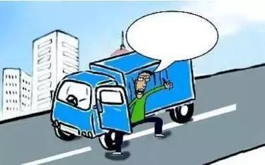 2月27日凌晨,邯鄲市一名男子套用其表哥A2駕駛證信息駕駛大貨車進入市區,沒成想因為嘴角的一顆痣被交警看出破綻,不僅被公安機關依法行政拘留了15天,而且被罰款1500元。在事實面前,駕駛人不得不承認自己無證,試圖用表哥的駕駛證蒙混過關。